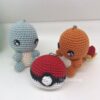 Imagen de amigurumis de charmander y squirtle con pokeball