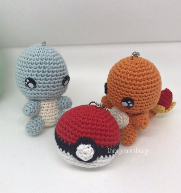 Imagen de amigurumis de charmander y squirtle con pokeball