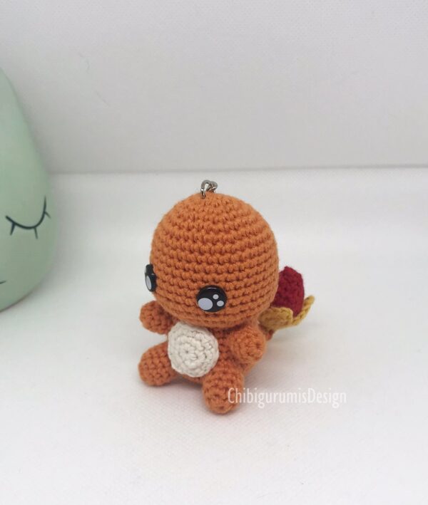 Imagen de un amigurumi Charmander con llavero