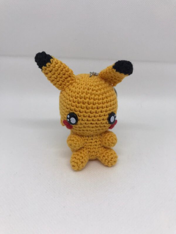Imagen de un amigurumi de Pikachu con llavero