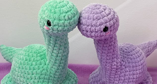 Dos brontosaurios de amigurumi