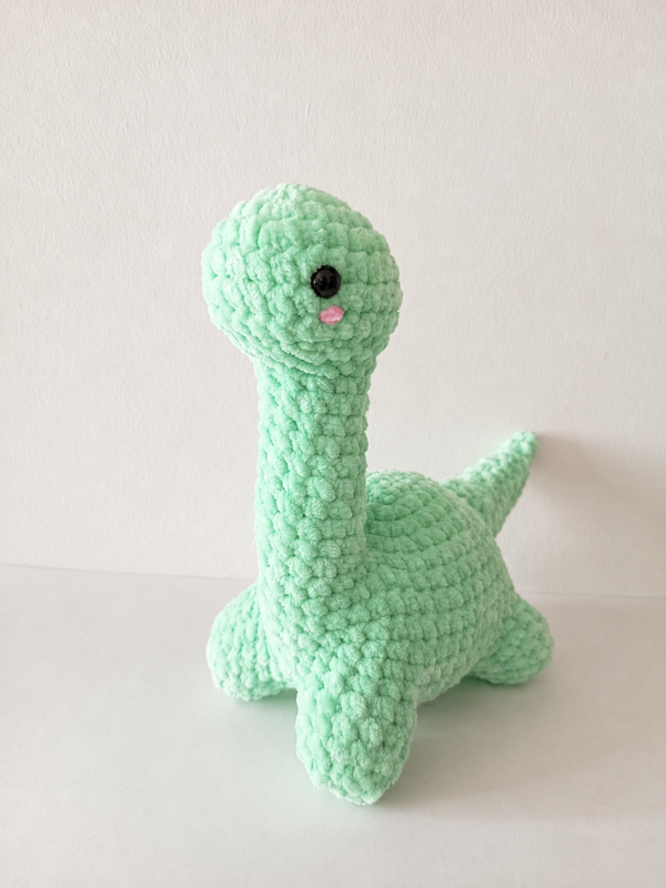 Producto brontosaurio diplodocus crochet de color verde