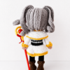 Muñeca crochet hecha a mano anime frieren Producto Frieren amigurumi vista trasera