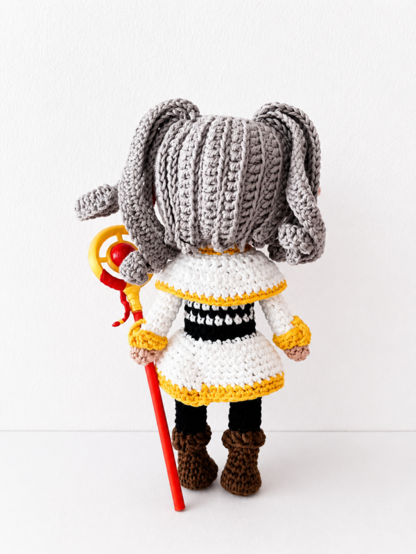 Muñeca crochet hecha a mano anime frieren Producto Frieren amigurumi vista trasera