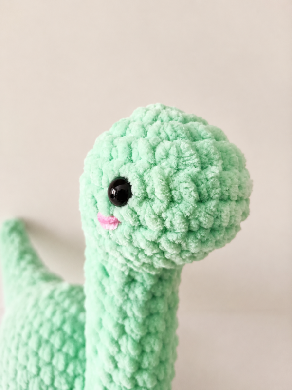 Detalle de producto, dinosaurio cuellilargo adorable