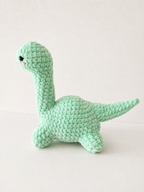 Producto amigurumi dinosaurio piecito color verde