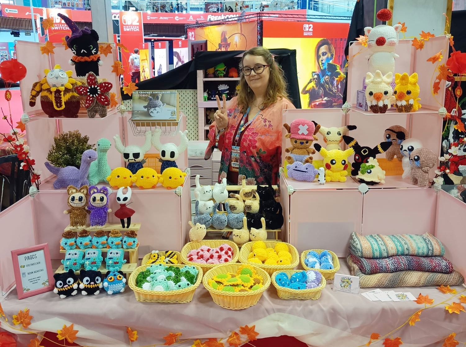 Fotografía que muestra mesa llena de amigurumis