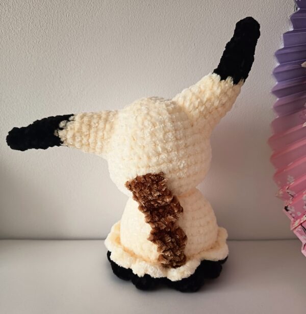 Producto vista trasera mimikyu de crochet